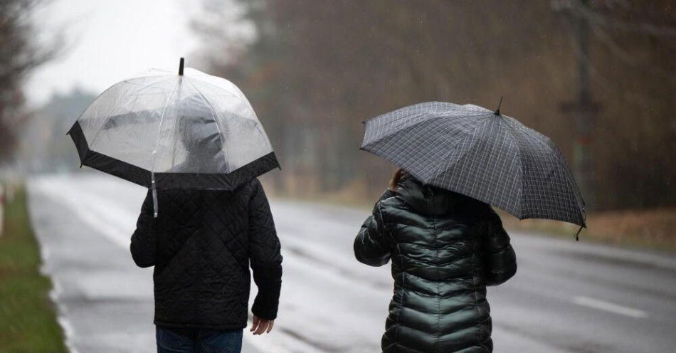 zdjęcie: W niedzielę i poniedziałek pogoda pochmurna, z możliwymi opadami deszczu ze śniegiem / Pędzewo, 17.11.2024. Piesi na drodze krajowej nr 80 w Pędzewie. (tż/awol) PAP/Tytus Żmijewski
