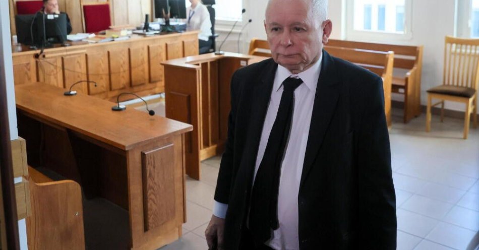 zdjęcie: Wyrok w procesie Jarosława Kaczyńskiego z oskarżenia Krzysztofa Brejzy - 27 stycznia / Warszawa, 04.11.2025. Prezes PiS Jarosław Kaczyński na sali Sądu Rejonowego Warszawa - Śródmieście, 4 bm. Sprawa z oskarżenia prywatnego Krzysztofa Brejzy dotyczy słów prezesa PiS na sejmowej komisji śledczej ds. Pegasusa z marca ubiegłego roku. Lider PiS miał wówczas powiedzieć o Brejzie: „Znaczący polityk formacji opozycyjnej dopuszcza się bardzo poważnych, a przy tym odrażających przestępstw”. W związku z oskarżeniem prywatnym Brejzy, Sejm w marcu b.r. uchylił Kaczyńskiemu immunitet. (ls/awol