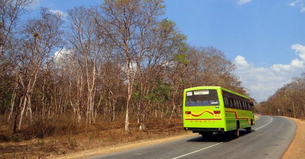 Jedna osoba zginęła w zderzeniu osobówki z autobusem na A4; droga zablokowana