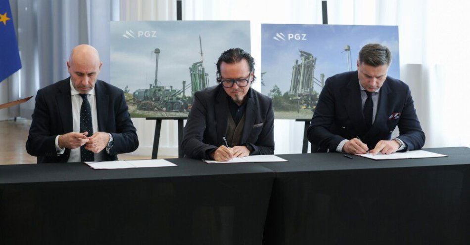 zdjęcie: 3 mld zł dla Polskiej Grupy Zbrojeniowej na inwestycje w program Narew / Warszawa, 20.10.2025. Minister aktywów państwowych Wojciech Balczun (C), prezes Polskiej Grupy Zbrojeniowej Adam Leszkiewicz (L) i wiceprezes PGZ Marcin Idzik (P) podczas podpisania umów inwestycyjnych na dofinansowanie projektu Polskiej Grupy Zbrojeniowej, 20 bm. w siedzibie Ministerstwa Aktywów Państwowych w Warszawie. (sko) PAP/Rafał Guz