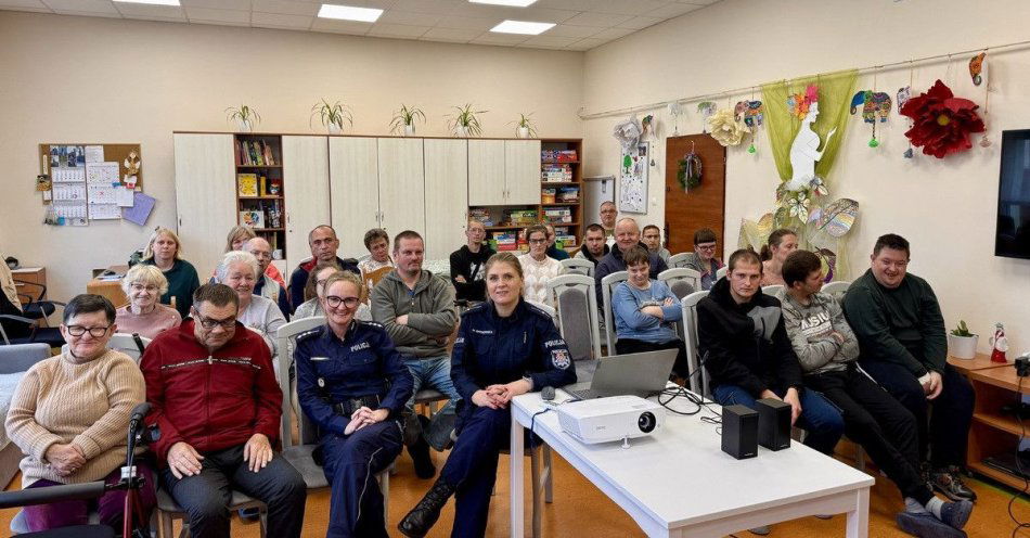 zdjęcie: Policjantki uczą bezpieczeństwa w Domu Samopomocy / fot. KPP w Strzelinie POLICJANTKI SPOTKAŁY SIĘ Z PODOPIECZNYMI DOMU SAMOPOMOCY
