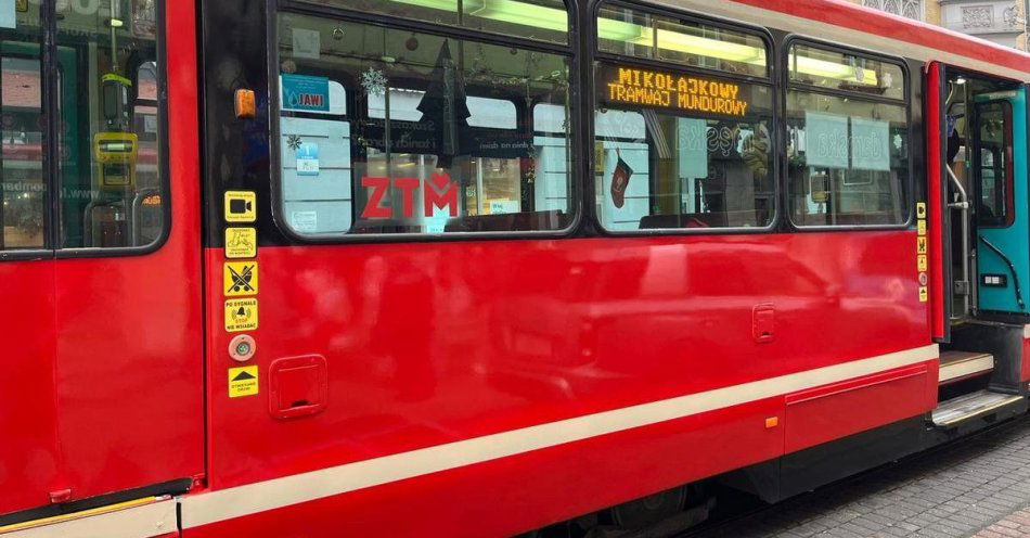 zdjęcie: Mikołajkowy tramwaj mundurowy przejechał Wolności w Chorzowie / fot. KMP w Chorzowie