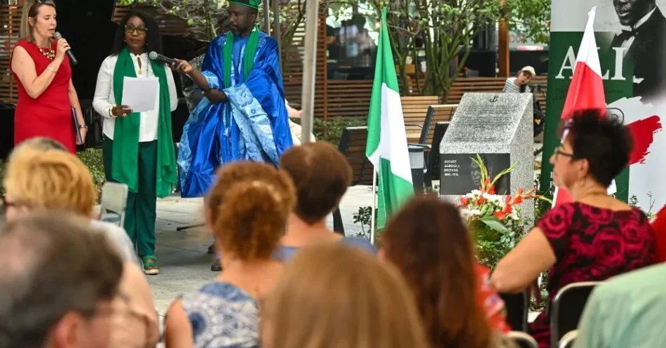 zdjęcie: Warszawa: upamiętniono Augusta Agboolę Browne’a, nigeryjskiego powstańca warszawskiego / Warszawa, 01.08.2026. Obchody 82. rocznicy wybuchu Powstania Warszawskiego. Upamiętnienie Powstańca Warszawskiego Augusta Agboola Browne przed Pomnikiem Augusta Agbooli Browne'a ps.
