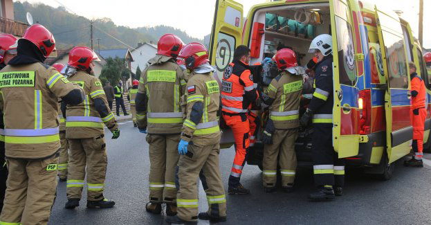 Kierowca zjechał ze swojego pasa ruchu i uderzył w drzewo. Trafił do szpitala