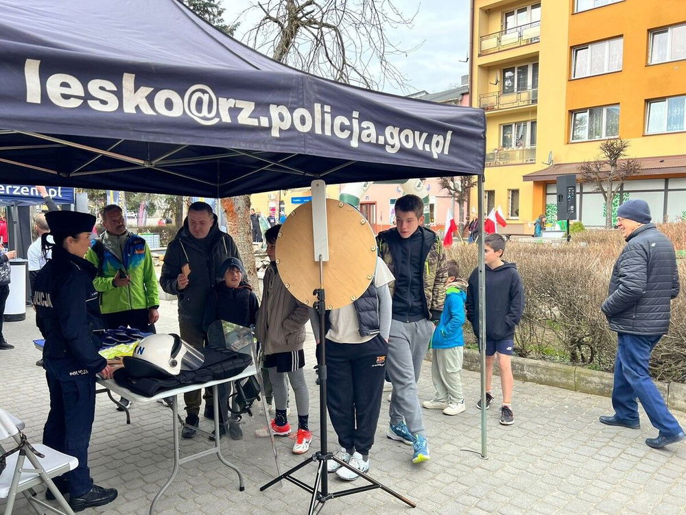 zdjęcie: Policja promowała służbę podczas biegu Pamięć dla Bohaterów / fot. KPP w Lesku