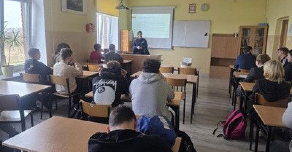 zdjęcie: Policjantka z Kutna edukuje o cyberzagrożeniach i odpowiedzialności / fot. KPP w Kutnie