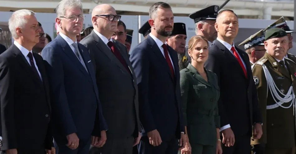 zdjęcie: Prezydent wręczył 21 oficerom nominacje na stopnie generalskie i admiralskie / Warszawa, 15.08.2026. Pierwszy rząd (L-P): minister-koordynator służb specjalnych Tomasz Siemoniak, wicemarszałek Senatu Maciej Żywno, wicemarszałek Sejmu Piotr Zgorzelski, wicepremier, minister obrony narodowej Władysław Kosiniak-Kamysz, pierwsza dama Marta Nawrocka, prezydent RP Karol Nawrocki i Szef Sztabu Generalnego WP gen. Wiesław Kukuła podczas uroczystej Zmiany Posterunku Honorowego przed Grobem Nieznanego Żołnierza na pl. Piłsudskiego w Warszawie, 15 bm. Trwają obchody Święta Wojska Pol