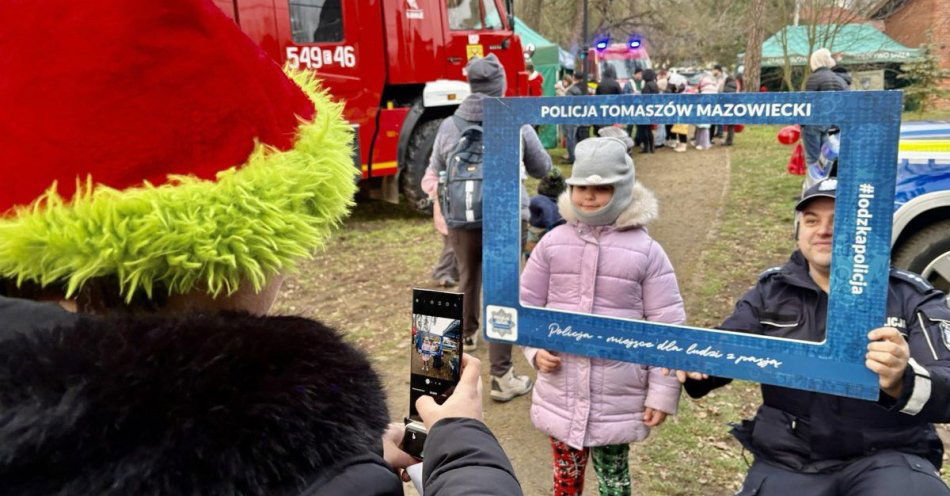 zdjęcie: Policjanci pomagali dzieciom odnaleźć Świętego Mikołaja w Spale / fot. KPP w Tomaszowie Mazowieckim