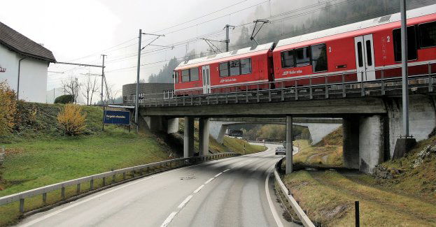Na dk 9 kierowca volkswagena uderzył w filar wiaduktu kolejowego; mężczyzna zginął na miejscu
