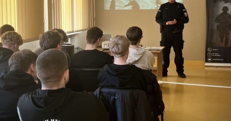 zdjęcie: Policjanci promują służbę podczas kwalifikacji wojskowej w Malborku / fot. KPP w Malborku