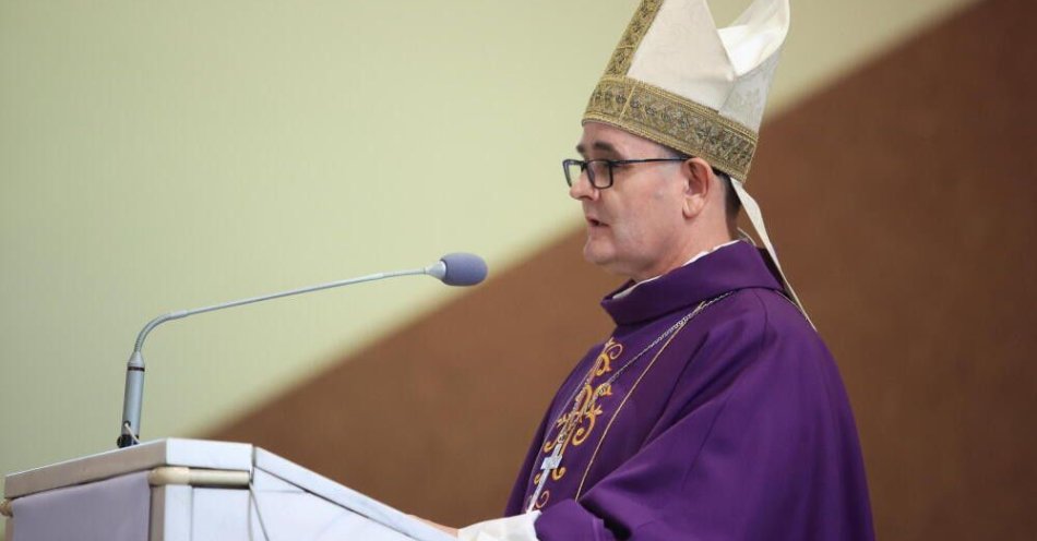 zdjęcie: Abp Przybylski: górnicy z Wujka w 1981 r. nie strajkowali tylko dla siebie, robili to dla Polski / Katowice, 16.12.2025. Metropolita katowicki abp Andrzej Przybylski podczas mszy św. w 44. rocznicę pacyfikacji kopalni „Wujek” w Kościele pw. Podwyższenia Krzyża Świętego w Katowicach, 16 bm. (awol) PAP/Jarek Praszkiewicz