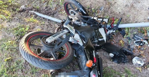 Motocyklista bez uprawnień stracił panowanie nad pojazdem i wjechał do rowu