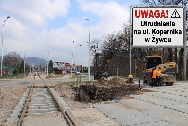 zdjęcie: Remont przejazdu na Kopernika. Zmiany w ruchu do 24 kwietnia / Tablica informacyjna przy przejeździe kolejowym na ul. Kopernika w Żywcu