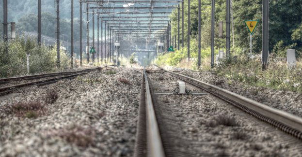 63-latek położył pocisk na torach; eksplozja doprowadziłaby do katastrofy