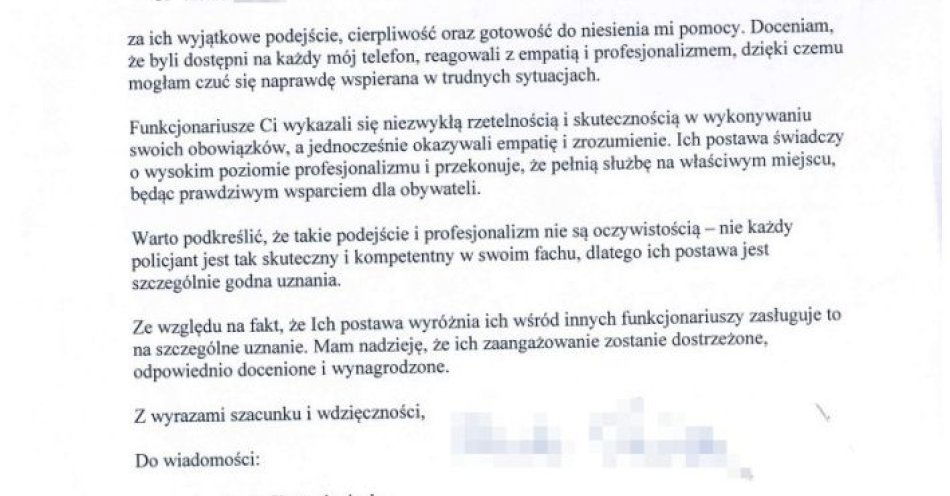 zdjęcie: Mieszkanka dziękuje lęborskim policjantom za empatię i skuteczność / fot. KPP w Lęborku