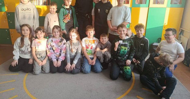 Jak bezpiecznie spędzić ferie? Policjanci edukują dzieci i młodzież