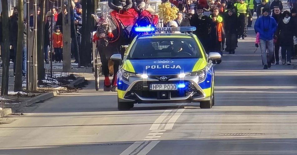 zdjęcie: Policjanci zabezpieczyli Orszak Trzech Króli w Piekarach Śląskich / fot. KMP w Piekarach Śląskich
