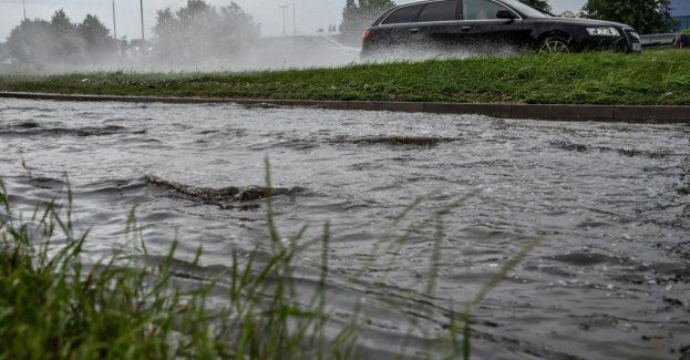Ponad 150 interwencji strażaków po intensynych opadach; ostrzeżenia przed kolejnymi burzami