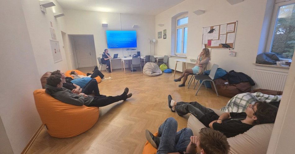 zdjęcie: Policjantki z Mielca uczą młodzież z Rzemienia o bezpieczeństwie / fot. KPP w Mielcu