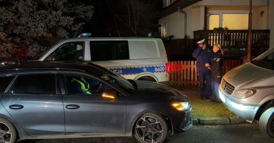 zdjęcie: Jelenia Góra. Prokuratura: w sprawie zabójstwa 11-letniej dziewczynki zatrzymano 12-latkę / Jelenia Góra, 15.12.2025. Policja na miejscu, gdzie znaleziono zwłoki 12-letniej dziewczynki, najprawdopodobniej ofiary zabójstwa, 15 bm. przy ul. Wyspiańskiego w Jeleniej Górze. (mr) PAP/Wojciech Kamiński ***Do tego materiału zdjęciowego dostępna jest również depesza w systemie CSI, pt.: Jelenia Góra/ Znaleziono zwłoki 12-letniej dziewczynki, najprawdopodobniej ofiary zabójstwa***