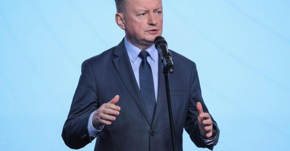 zdjęcie: Klub PiS złoży zawiadomienie dot. „ustawiania procesów sądowych” ws. Romanowskiego i Fundacji Profeto / Warszawa, 13.01.2026. Przewodniczący KP PiS Mariusz Błaszczak na konferencji prasowej w siedzibie partii przy ulicy Nowogrodzkiej w Warszawie, 13 bm. Na spotkaniu zaprezentowano projekt nowego polskiego portu morskiego