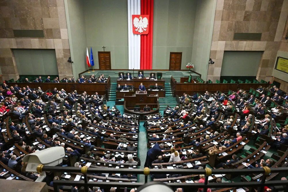 zdjęcie: Debata o bezpieczeństwie klimatycznym Polski w poniedziałek w Sejmie / Warszawa, 13.03.2026. Posłowie na sali obrad Sejmu, 13 bm. Posłowie w ostatnim dniu posiedzenia mają m.in. dokonać wyboru sędziów Trybunału Konstytucyjnego. Sejm ma też rozpatrzeć wniosek Rady Ministrów o wyrażenie zgody na przedłużenie czasowego ograniczenia prawa do złożenia wniosku o udzielenie ochrony międzynarodowej na granicy państwowej z Republiką Białorusi. (sko) PAP/Radek Pietruszka