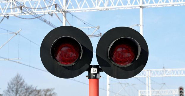 Pociągi na kursie kolizyjnym; przez kilka godzin wstrzymano ruch kolejowy na linii 201