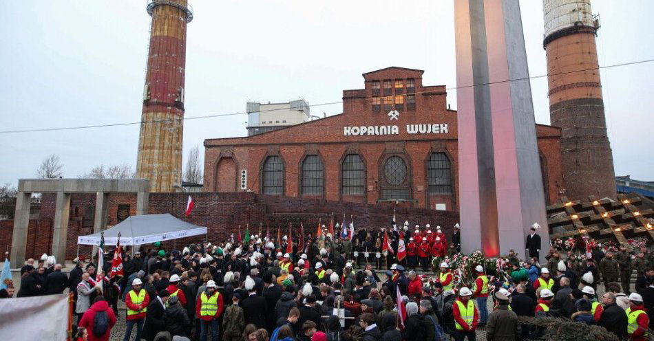 zdjęcie: We wtorek minie 44. rocznica pacyfikacji kopalni Wujek / Katowice, 16.12.2024. Obchody 43. rocznicy pacyfikacji kopalni Wujek. Uroczystość pod Krzyżem-Pomnikiem Górników Poległych 16 grudnia 1981 roku w Katowicach, 16 bm. (jm) PAP/Michał Meissner