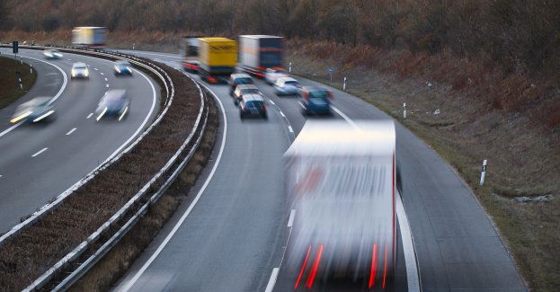 Służby zalecają objazd po zderzeniu trzech ciężarówek w Koszwałach na S7
