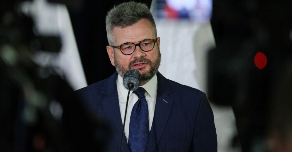 zdjęcie: Prok. Skiba: przy zatrzymanym na Lotnisku Chopina znaleziono urządzenie do zagłuszania fal radiowych / Radom, 29.08.2025. Rzecznik Prokuratury Okręgowej w Warszawie prok. Piotr Skiba podczas konferencji prasowej w Klubie Garnizonowym 42. Bazy Lotnictwa Szkolnego w Radomiu, 29 bm. Konferencja odbyła się w związku z katastrofą samolotu F16, do której doszło na lotnisku w Radomiu, 28 bm. W katastrofie zginął pilot Wojska Polskiego major Maciej „Slab” Krakowian. (ad) PAP/Paweł Supernak