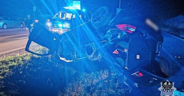 Funkcjonariusze ruchu drogowego zatrzymali po pościgu nietrzeźwego kierującego, który w wyniku upojenia alkoholowego wjechał do przydrożnego rowu