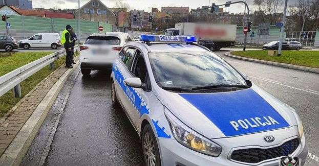 Wjeżdżając za sygnalizator upewnij się, że masz zielone światło. Groźnie wyglądająca kolizja na Rondzie Niepodległości