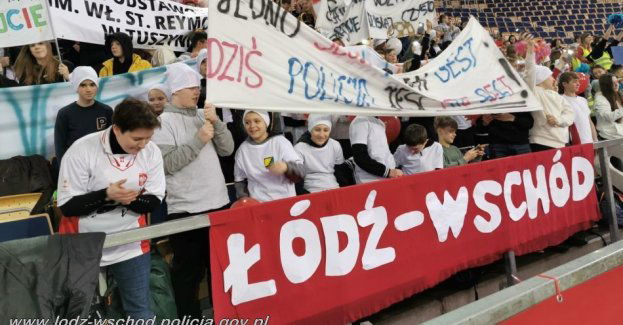 Uczniowie z powiatu Łódzkiego Wschodniego kibicowali podczas policyjnego turnieju piłki nożnej