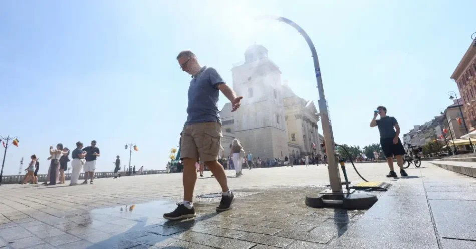 zdjęcie: IMGW: nawet 40 st. C - ostrzeżenia przed upałem dla prawie całego kraju; w 10 woj. alert RCB / Warszawa, 04.08.2026. Zraszacz na Placu Zamkowym w Warszawie, 4 bm. Zraszacze ustawione są w kilku miejscach na Trakcie Królewskim. IMGW wydało ostrzeżenia przed upałami dla niemal całego kraju. (sko) PAP/Szymon Pulcyn