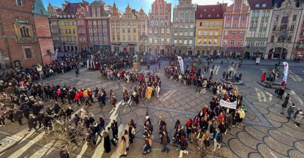 Kilkuset maturzystów zatańczyło na Rynku Poloneza dla Fredry