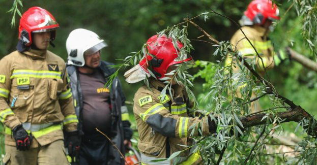 Zerwany dach kościoła i blisko 500 osób ewakuowanych w wyniku gwałtownej burzy