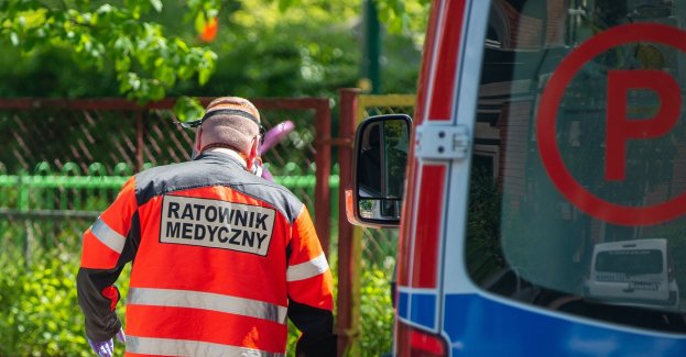 Drzewo spadło na karetkę, dwie osoby ranne