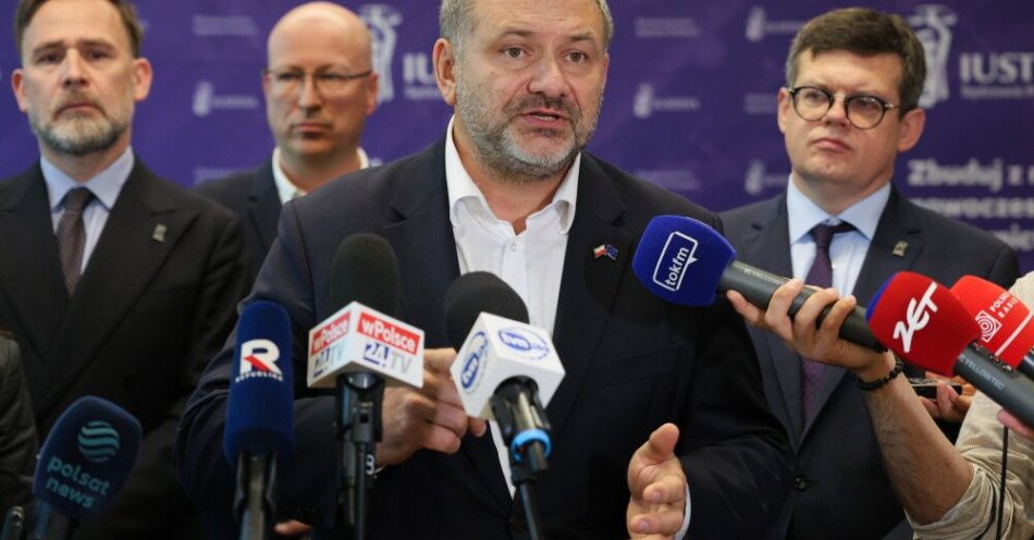 zdjęcie: Raport: 51,2 proc. internautów wspiera decyzję szefa MS Waldemara Żurka ws. zmiany regulaminu sądów / Warszawa, 04.10.2025. Minister sprawiedliwości Waldemar Żurek (2P), prezes zarządu Stowarzyszenia Sędziów Polskich „Iustitia” Bartłomiej Przymusiński (L), wiceprezes Wojciech Buchajczuk (2L) i członek zarządu Krystian Markiewicz (P) na briefingu prasowym, po spotkaniu ministra z przedstawicielami „Iustitia” z całej Polski, na temat uporządkowania sytuacji w wymiarze sprawiedliwości oraz skutków wyroku TSUE z 4 września 2025 roku, 4 bm. w Warszawie. (mr) PAP/Paweł Supernak