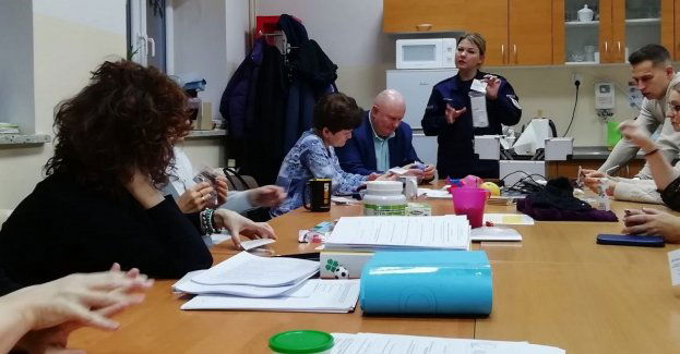 Co kryje w sobie walizka edukacyjna? - spotkanie na temat dopalaczy i narkotyków w Izabelowie