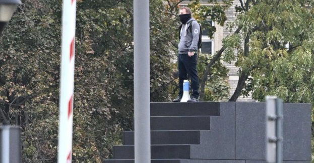 Akt oskarżenia dla mężczyzny, który na pomniku smoleńskim groził, że się wysadzi