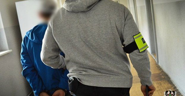 Zatrzymany 24-latek odpowie za serię kradzieży sklepowych. Policjanci znaleźli przy nim także narkotyki