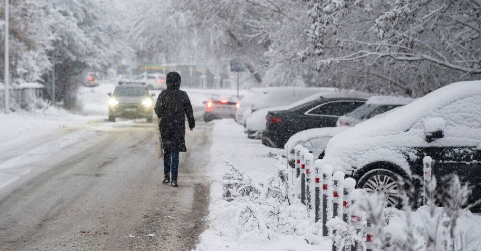 zdjęcie: Dane klimatologów z Centrum Badań Kosmicznych PAN: połowa kraju jest pokryta śniegiem / Poznań, 26.11.2025. Śnieg w Poznaniu, 26 bm. We wtorek 25 bm. IMGW wydał ostrzeżenia I i II stopnia przed intensywnymi opadami śniegu w dziewięciu województwach. Może tam spaść do 25 cm śniegu. (sko) PAP/Jakub Kaczmarczyk