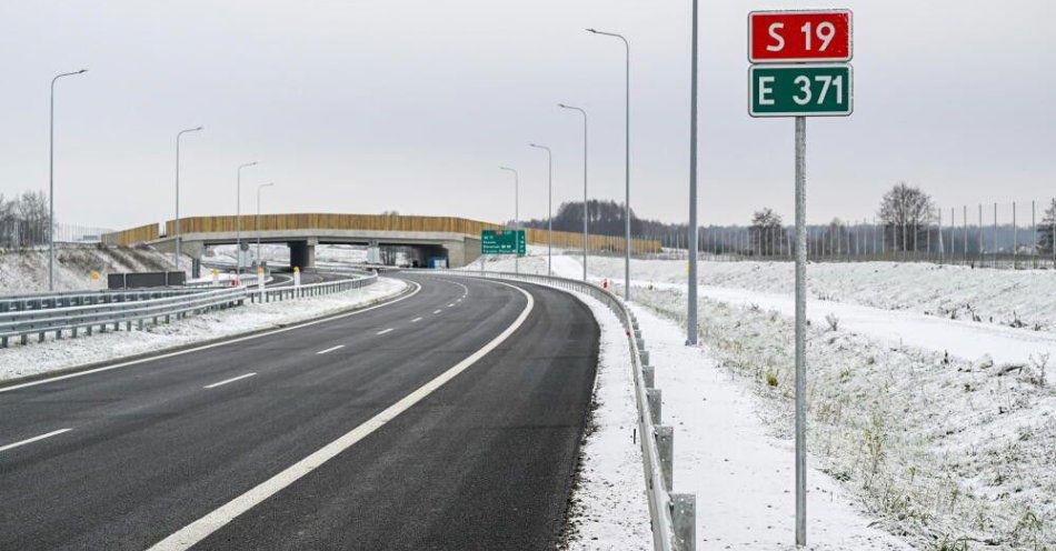 zdjęcie: GDDKiA: wszystkie drogi krajowe przejezdne; apel do kierowców o ostrożną jazdę / Wietrzno, 27.12.2025. Oddane do ruchu 2 odcinki drogi ekspresowej S19 Krosno–Miejsce Piastowe oraz Miejsce Piastowe–Dukla, 27 bm. To w sumie ponad 20 km nowej trasy, która odciąży dotychczasową drogę krajową nr 19, a w szczególności rondo w Miejscu Piastowym na skrzyżowaniu DK19 z DK28. To jednocześnie pierwsze przejezdne odcinki S19 na południe od Rzeszowa w kierunku granicy ze Słowacją. (dd/awol) PAP/Darek Delmanowicz