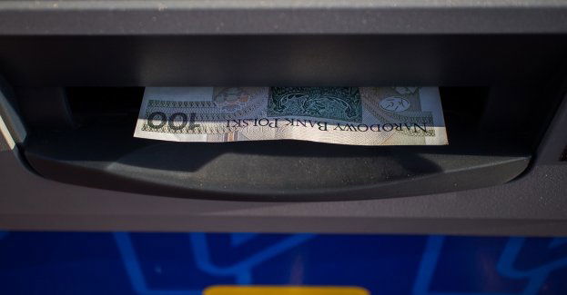 Problem z obsługą wpłatomatu uchronił ją od straty pieniędzy