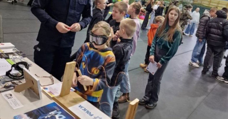 zdjęcie: Policja z Czerska zachęca młodzież na Targach Czasu Wolnego / fot. KPP w Chojnicach