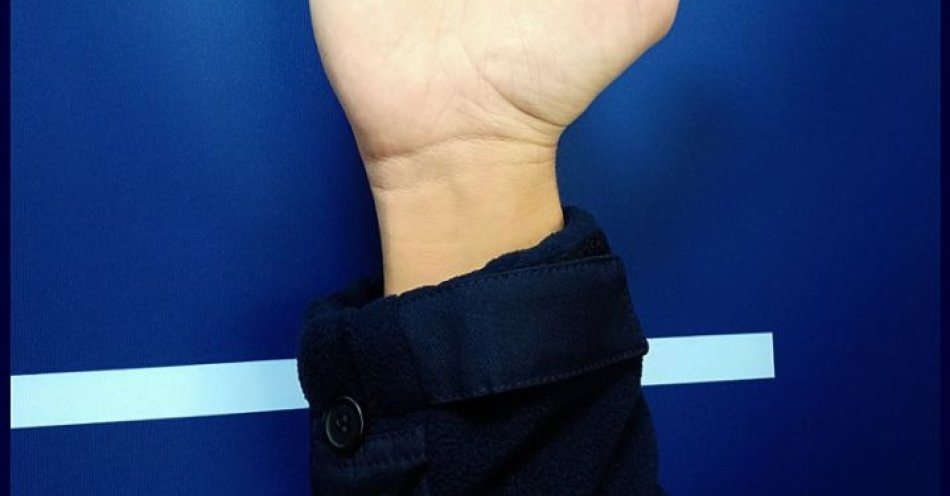 zdjęcie: Prosty gest HELP ME który może uratować życie / fot. KPP w Środzie Śląskiej