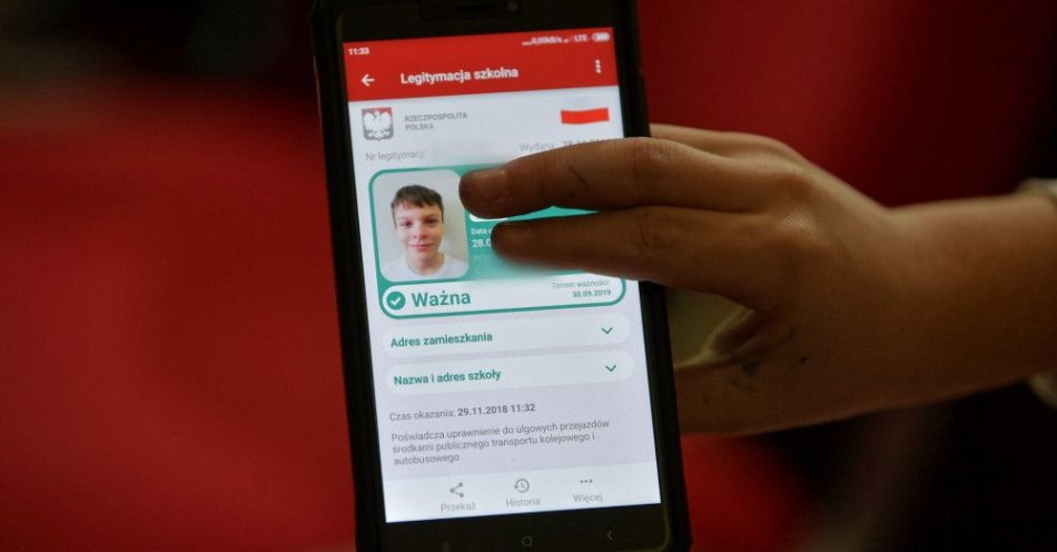 zdjęcie: Resort edukacji przypomina przed feriami o mLegitymacjach szkolnych / Halinów, 29.11.2018. MLegitymacja zaprezentowana podczas konferencji prasowej