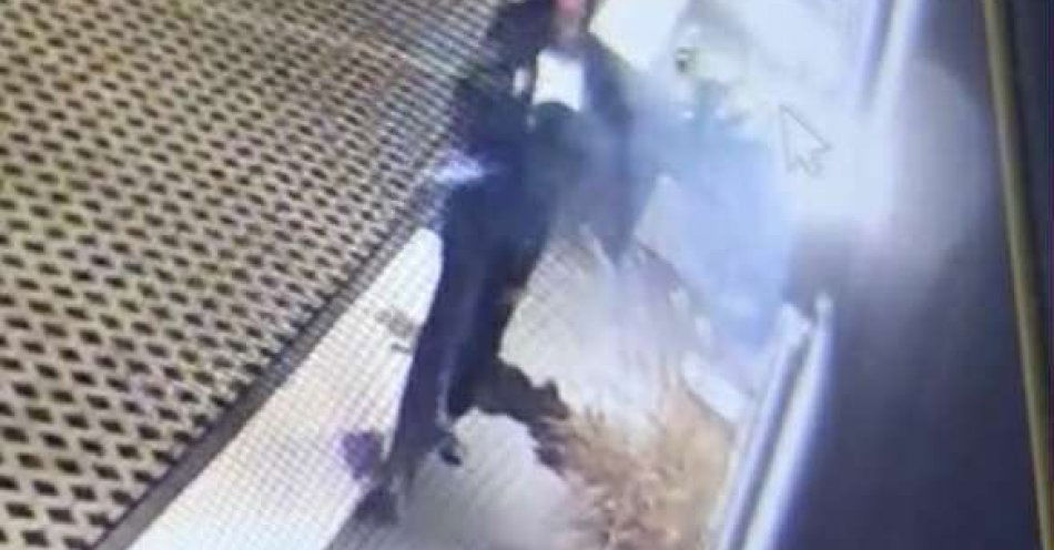 zdjęcie: Wandal zniszczył elewację i kostkę w Sierakowie nagranie / fot. KPP Rawicz