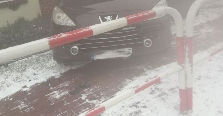 zdjęcie: Nietrzeźwy kierowca uszkodził barierki i uciekł z miejsca / fot. KPP Kępno