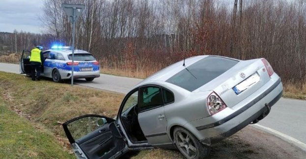 Doprowadził do kolizji – był poszukiwany, miał sądowy zakaz prowadzenia samochodów i uciekł z miejsca darzenia